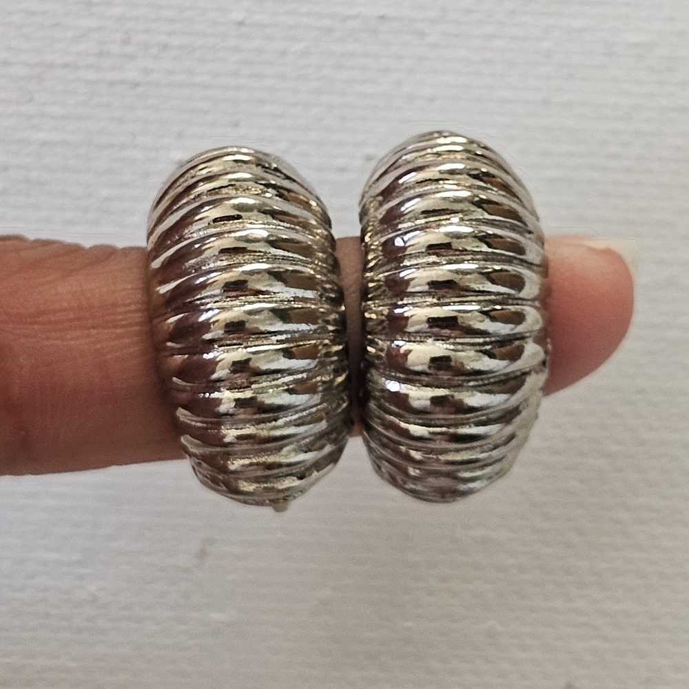 Vintage Marino Screw Back Ribbed Hoop Earrings - Picture 3 of 3